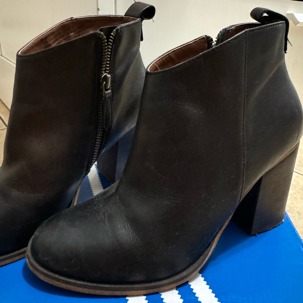 FALL ANKLE BOOTIES